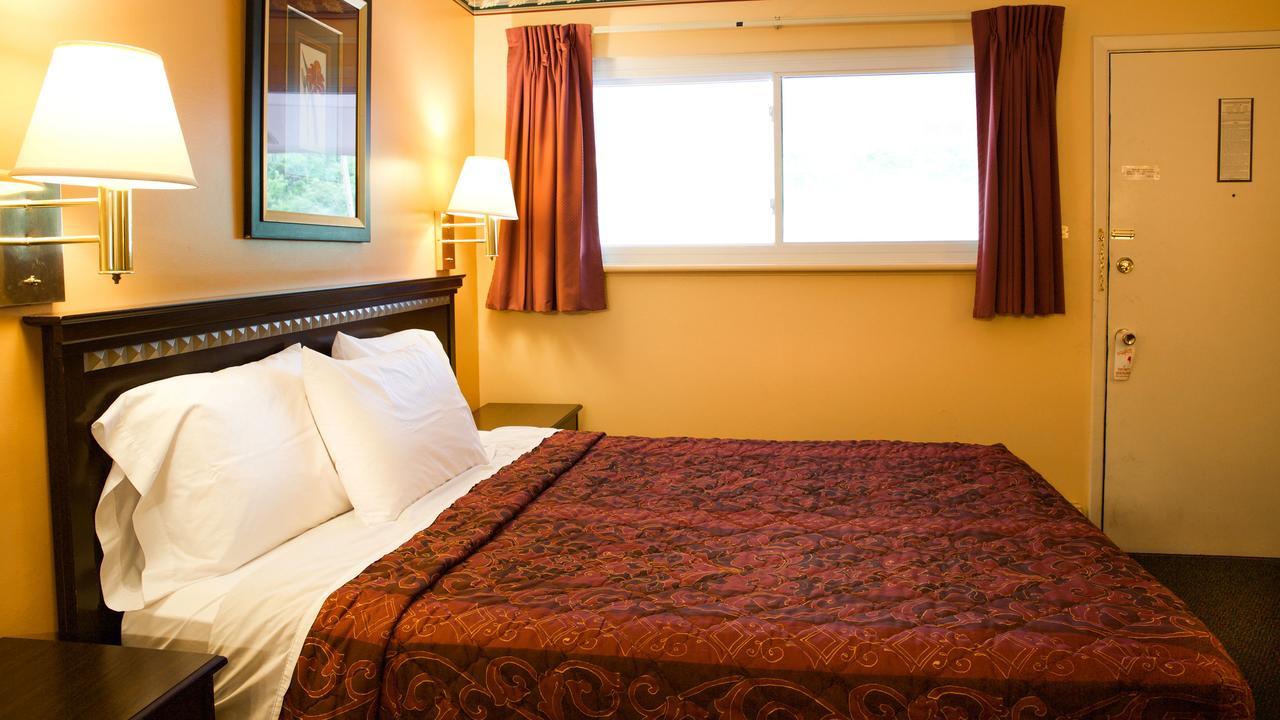 Hometown Inn เอเธนส์ ภายนอก รูปภาพ